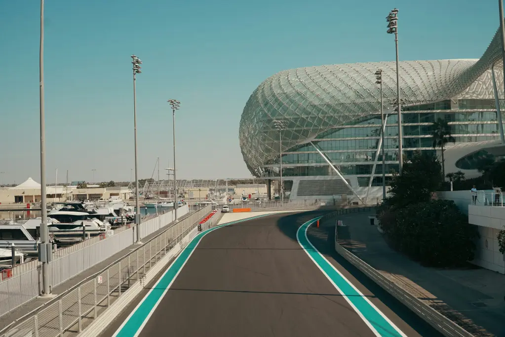 Duelul ospitalității: De ce Abu Dhabi și Dubai merg pe drumuri diferite