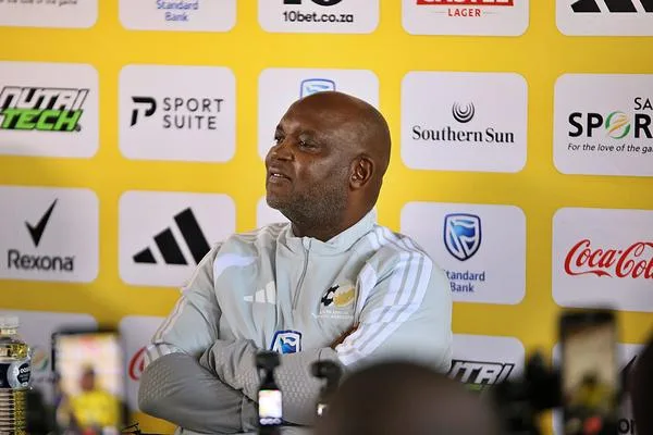 Illustration - Bafana Bafana : Pitso Mosimane muscle son staff avant la Guinée