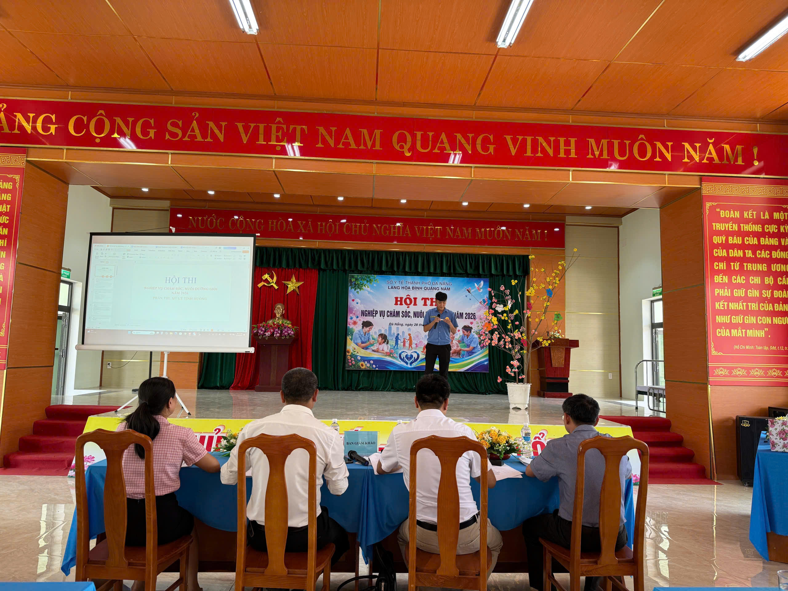 Thí sinh dự thi phần kiến thức chung về chuyên môn, nghiệp vụ
