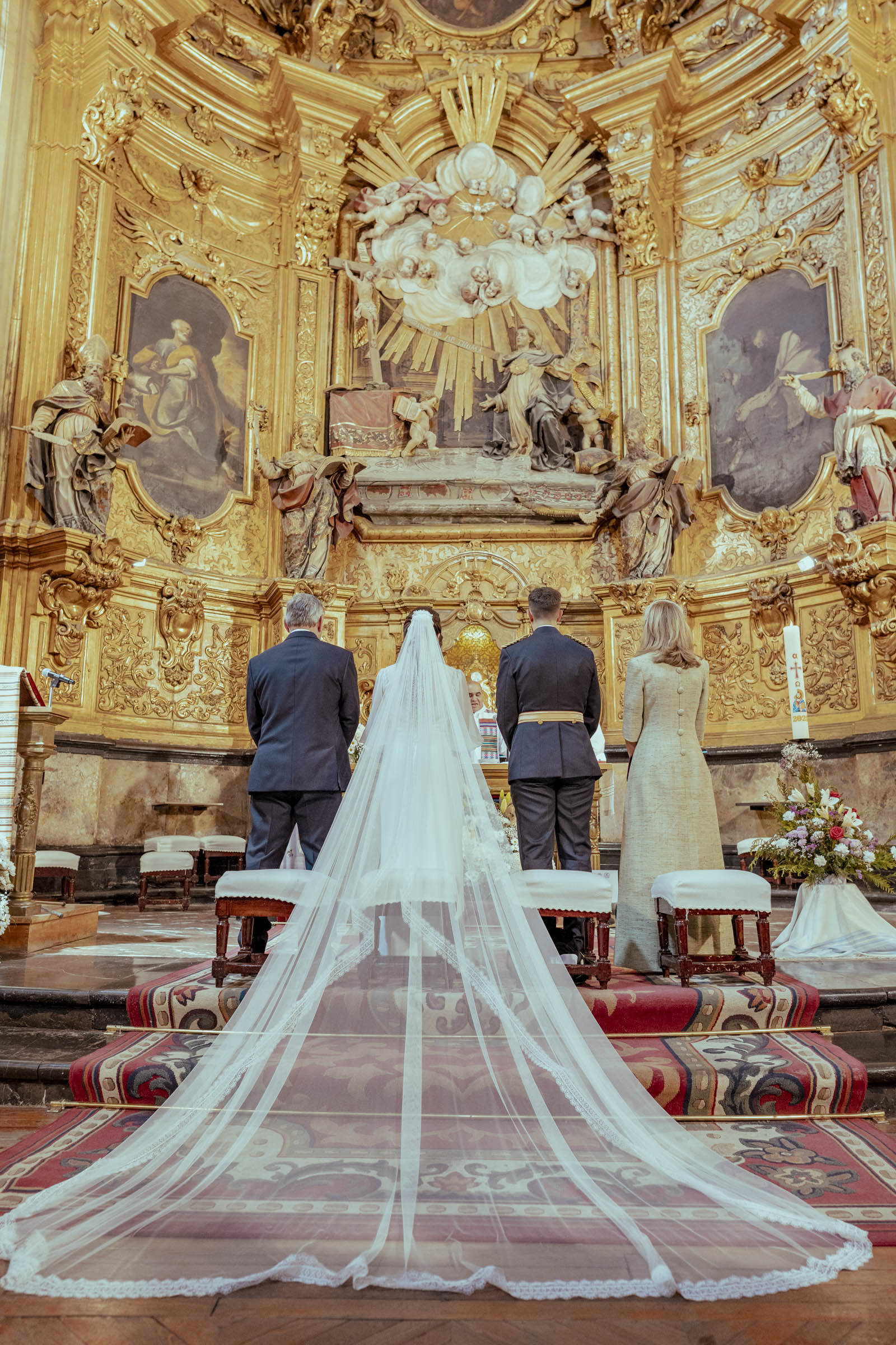 Fotografía de boda en Zaragoza mostrando a los invitados y familiares atentos durante la ceremonia en la iglesia