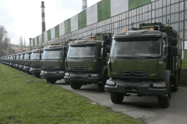 Подразделения связи разных родов войск ВСУ Украины получат обновку – полноприводные военные автомобили Renault Truck, оборудованные специальными кузовами-фургонами
ВВооруженные силы Украины начнут поступать современные и экономичные грузовики. В данном случае речь идет о машинах связи на базе моделей Renault Truck D13T колесной формулы 4х4, оснащённых 7-литровым турбодизелем Dxi 7  мощностью 280 л. с. Эти автомобили, укомплектованные фургонами со спецоборудованием, придут на смену давно устаревшим радиостанциям на шасси ЗИЛ-131 и ГАЗ-66, эксплуатируемых еще со времен «союза».
Сколько именно будет поставлено новых машин пока не сообщается, но на представленной фотографии видно по крайней мере 14 единиц.
Интересно, что буквально на днях мы писали о крупной партии (также из 14 штук) полноприводных грузовиков Renault Trucks D12 (4х4), закупленных в качестве вахтовых автобусов для одного из ГОКов. Эти машины были оснащены 270-сильными турбодизельными двигателями.