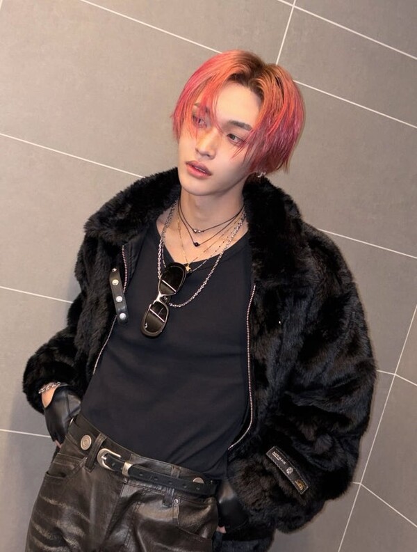 라이즈 원빈, 'MAMA' 비하인드 공개... 핑크 헤어+올블랙 퍼 스타일링 '독보적 카리스마'