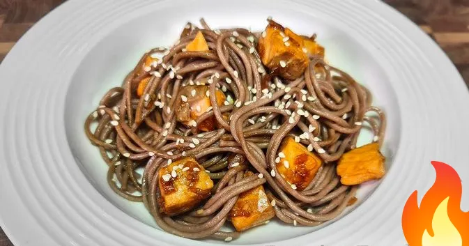 Постер Гречневая лапша с форелью в соевом соусе по-азиатски