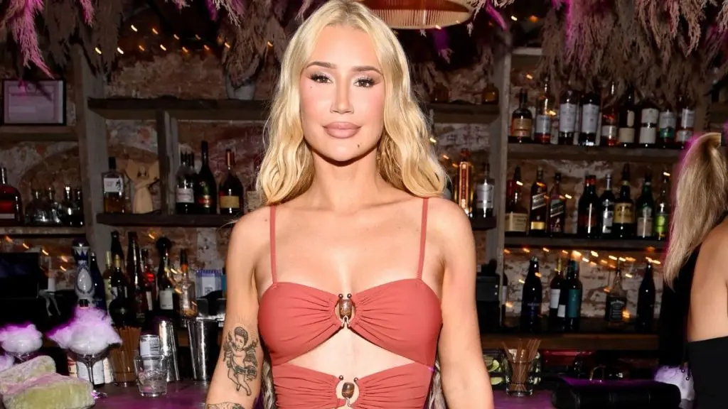 Rochia pură a lui Iggy Azalea nu-i aduce prea multă imaginație