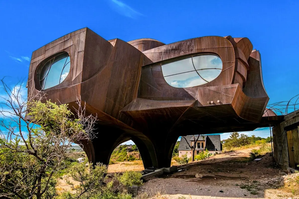 Texas Steel House: O Evadare Unică, Sculptată în Oțel