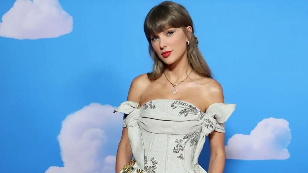 Taylor Swift Stuns in Daring Dress