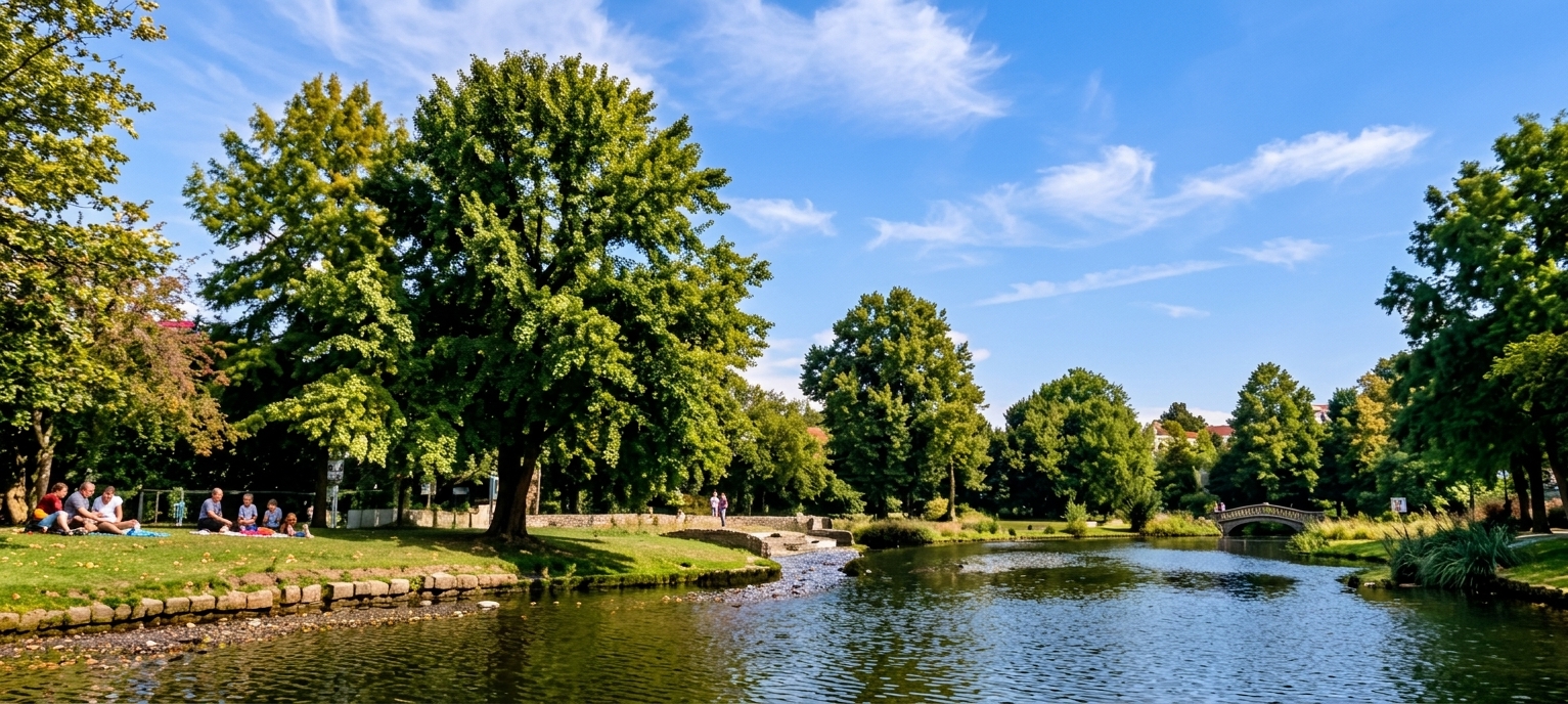 Groene bomen en vijver in Wantijpark