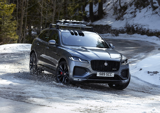 Презентация обновленного F-PACE: впервые вместе представлены усовершенствованный дизайн экстерьера, новый интерьер, улучшенная связь и производительный гибридный силовой агрегат
Изысканный внешний вид: новый дизайн капота, супертонкие сдвоенные светодиодные фары, новая решетка радиатора и обновленные задние фары и бампер • Эксклюзивно оформленный салон: полностью новый салон с изящными деталями, роскошными материалами и интуитивными технологиями создает уютное пространство для всех пассажиров
Гибридные силовые агрегаты: плагин-гибридный и мягкий гибридный силовые агрегаты повышенной эффективности и умного использования топлива 
PHEV: 4-цилиндровый плагин-гибридный бензиновый двигатель мощностью 404 л. с. исключительно на электротяге преодолевает 53 км* с выбросами CO2 от 49 г/км*
6-цилиндровый мягкий гибрид с бензиновым и дизельным двигателями: новые 3-литровые рядные 6-цилиндровые бензиновые двигатели Ingenium мощностью 400 л. с. и новые рядные 6-цилиндровые дизельные двигатели Ingenium мощностью 300 л. с. с технологией MHEV для высокой производительности
Современные дизельные двигатели: дизельный 2-литровый 4-цилиндровый двигатель нового поколения Ingenium с турбонаддувом и технологией MHEV для повышенной эффективности
Постоянно подключенный: современная информационно-развлекательная система Pivi Pro с 2 SIM-картами**** на новом 11,4-дюймовом сенсорном дисплее HD из выгнутого стекла • Всегда обновленный: беспроводное обновление ПО обеспечивает удаленную установку последних обновлений для систем авто и информационно-развлекательной системы
Комфорт пассажиров: новая система активного подавления шума в путешествии и ионизации воздуха в салоне с фильтрацией PM2.5 для захвата мельчайших частиц и аллергенов
Доступен в Украине: обновленный Jaguar F-PACE доступен для заказа с 4-го квартала 2020 года.Вместе с внушительным внешним видом, полностью обновленным салоном, последним поколением информационно-развлекательной системы Pivi Pro и рядными 4- и 6-цилиндровыми двигателями с технологиями PHEV** и MHEV, обновленный Jaguar F-PACE становится еще белее роскошным, подключенным и эффективным. Исключительно на электротяге 4-цилиндровый плагин-гибридный автомобиль (технология Plug-in hybrid electric vehicle — PHEV) с двигателем мощностью 404 л. с. преодолевает расстояние в 53 км*.

Отмеченный наградами премиальный кроссовер F-PACE с обновленным дизайном экстерьера создает целостное и убедительное впечатление, демонстрируя новый рельефный капот с более широким выступом. А также — сглаженные и одновременно четко очерченные поверхности. Такой капот добавляет шарма экстерьеру благодаря уменьшению количества линий между закрытыми дверями и кузовом на передней части авто.

Увеличенная решетка радиатора имеет форму, характерную для традиционного «бриллиантового» логотипа бренда. Теперь боковые диффузоры украшены культовой эмблемой ягуара в прыжке, что демонстрирует исключительное внимание к деталям. Новый передний бампер с модернизированными воздухозаборниками и темными участками сетки визуально расширяют F-PACE, усиливая впечатление о динамике.

Новые супертонкие полностью светодиодные фары с двойными дневными ходовыми огнями (Daytime Running Light — DRL) в форме двойной «J» доступны с опциональной пиксельной технологией. Новые фары — это повышенный уровень обзора пути и яркость. Функция адаптивного дальнего света (Adaptive Driving Beam) оценивает путь впереди и автоматически адаптирует дальний свет для затенения встречного дорожного движения или дорожных знаков. Так система создает различные схемы работы дальнего света, выбирая разные светодиодные сегменты, не мешая другим водителям.

Первоклассная светодиодная технология установлена в качестве стандартного варианта в линейке и доступна с функцией системы автоматического переключения с дальнего на ближний свет (Auto High Beam Assist) на моделях SE и HSE. Технология использует камеру переднего обзора для автоматического переключения между дальним и ближним светом, чтобы не заслеплять водителей встречных авто. Анимированные индикаторы поворотов опционально доступны для каждой модели.

Задняя часть кузова создает впечатление более широкого авто благодаря новым узким фарам, рисующим двойной фирменный дугообразный узор Jaguar, впервые представленный на полностью электрическом Jaguar I-PACE. Новый дизайн бампера и рельефные задние откидные двери также добавляют визуальной выразительности.

В версии R-Dynamic обновленный F-PACE демонстрирует ряд выразительных элементов дизайна в стиле Gloss Black, подчеркивающих представительский имидж автомобиля. В то же время все модели доступны с дополнительным пакетом внешней отделки Black Exterior Pack для еще более динамичного внешнего вида.