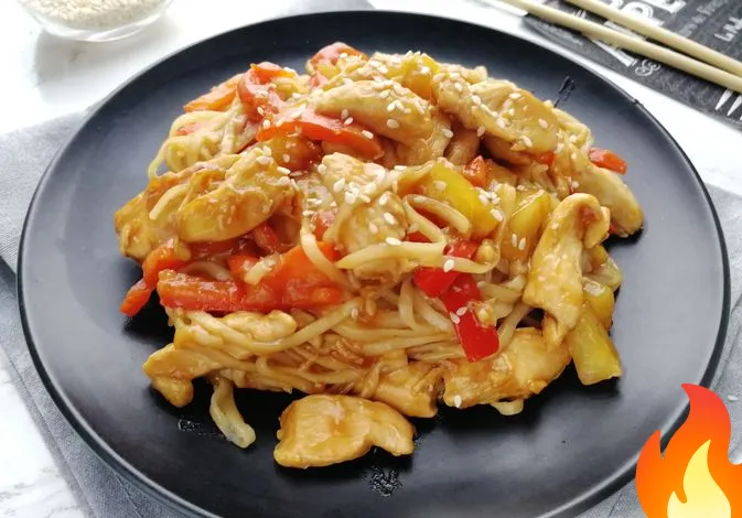 Постер Лапша удон с мясом и ананасом