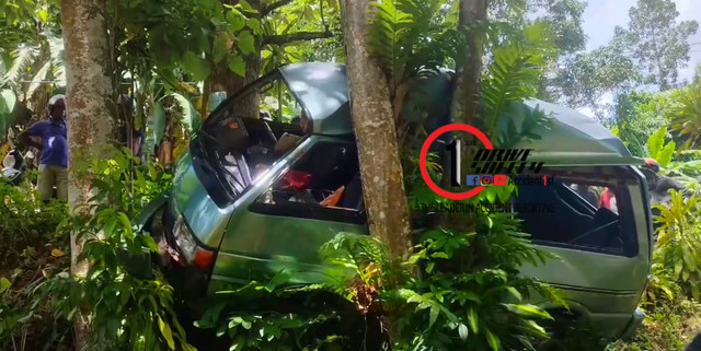 A van crashed into a tree in the low Kibbiyya hill area of Malappagama Road, Galle.