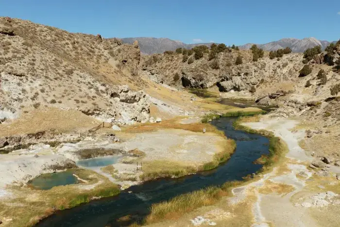 Minunile geologice ale lacurilor Mammoth