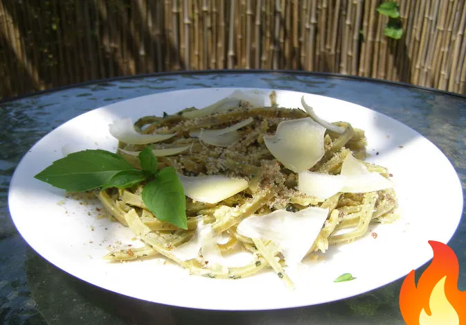 Постер Домашняя паста с базиликом, орехами и пармезаном