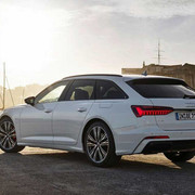 Универсал Audi A6 подключили к розетке.