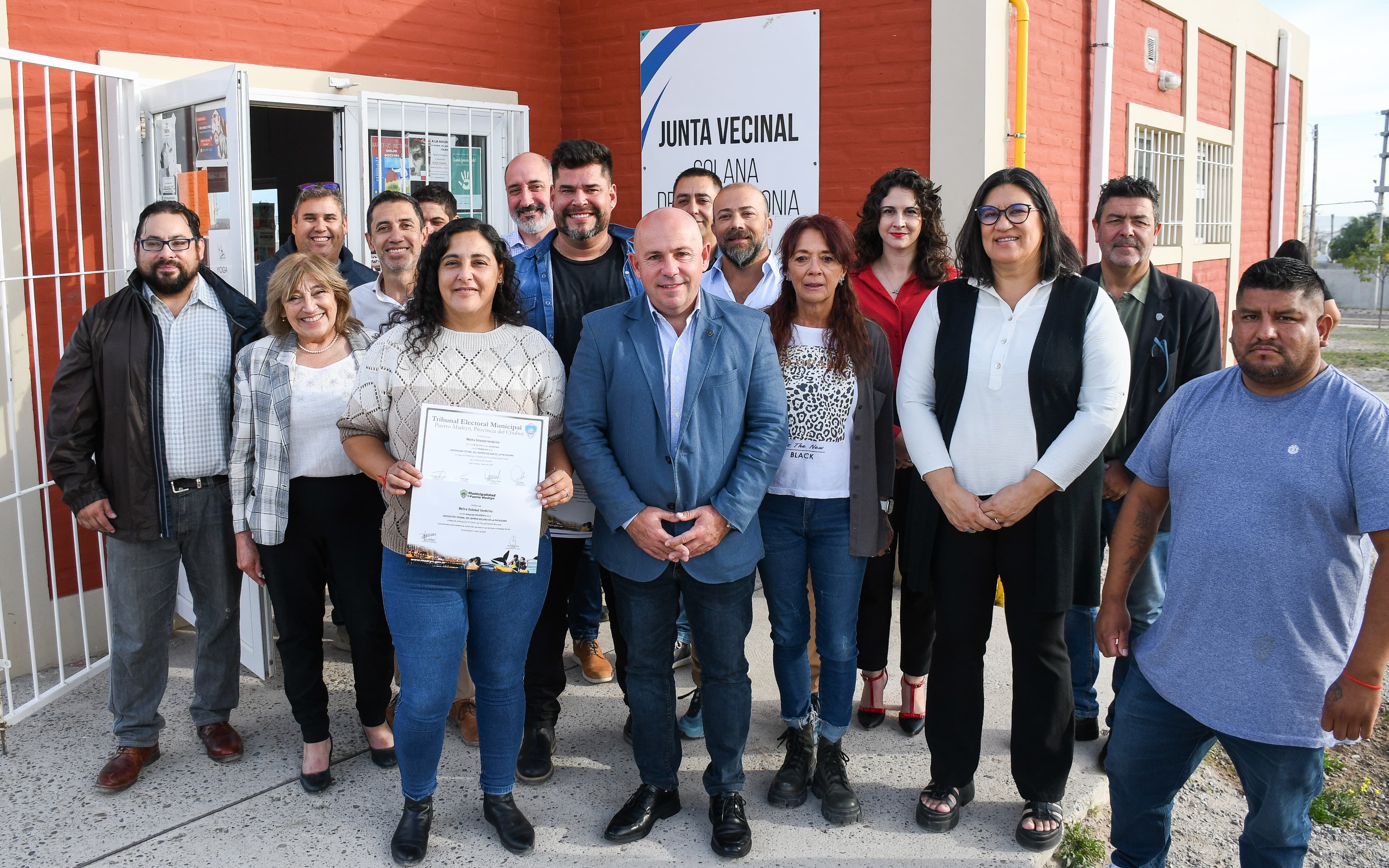 Gustavo Sastre entrego los certificados a las nuevas autoridades de la Asociación Vecinal del barrio Solana de la Patagonia