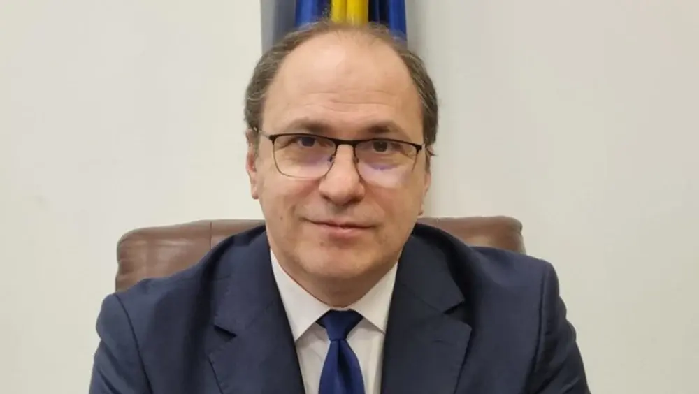 Ministrul Educației explică de ce a fost pe telefon în timpul discursului unei eleve