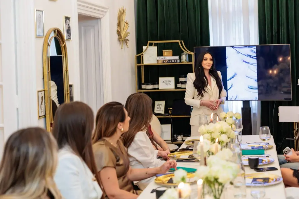„Conversații cu Femei”: Brunch-uri private pentru femei organizate de Dr. Hair