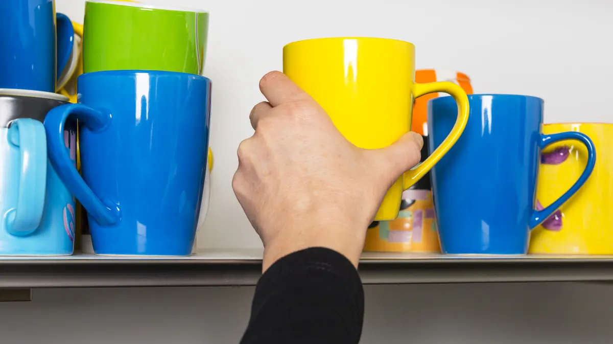 Soluția ingenioasă pentru cănile de cafea: mai mult spațiu în bucătărie