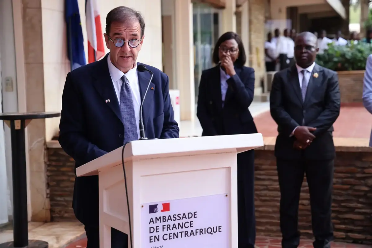 Ambasadorul Franței, sub lupă: Zeci de femei în reședința oficială din Africa