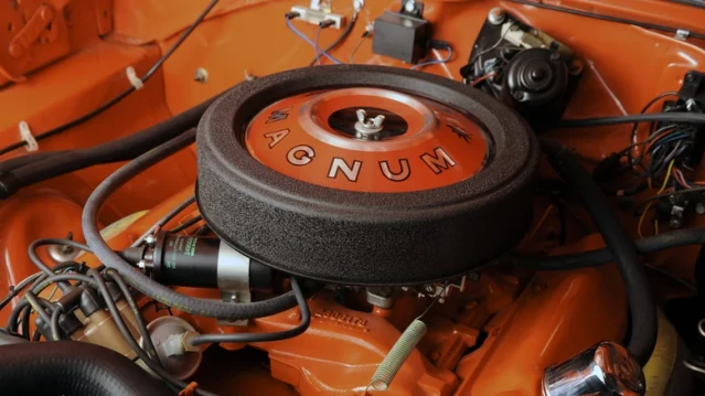 Chrysler 440 Engine.webp