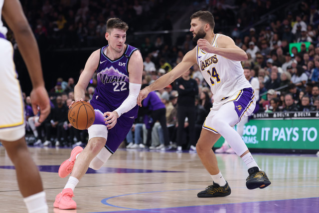 Maxi Kleber defendendo o garrafão do Lakers