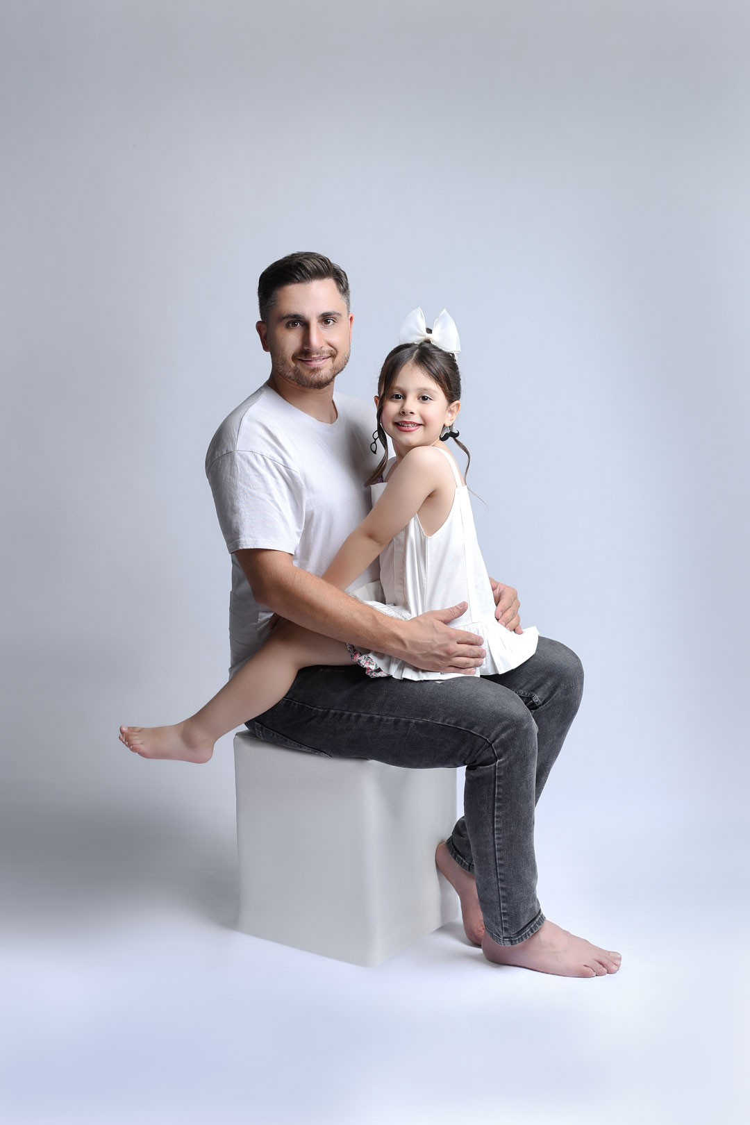 عکاسی کودک و مادر در لوکیشن مینیمال آتلیه کودک نویسا مشهد