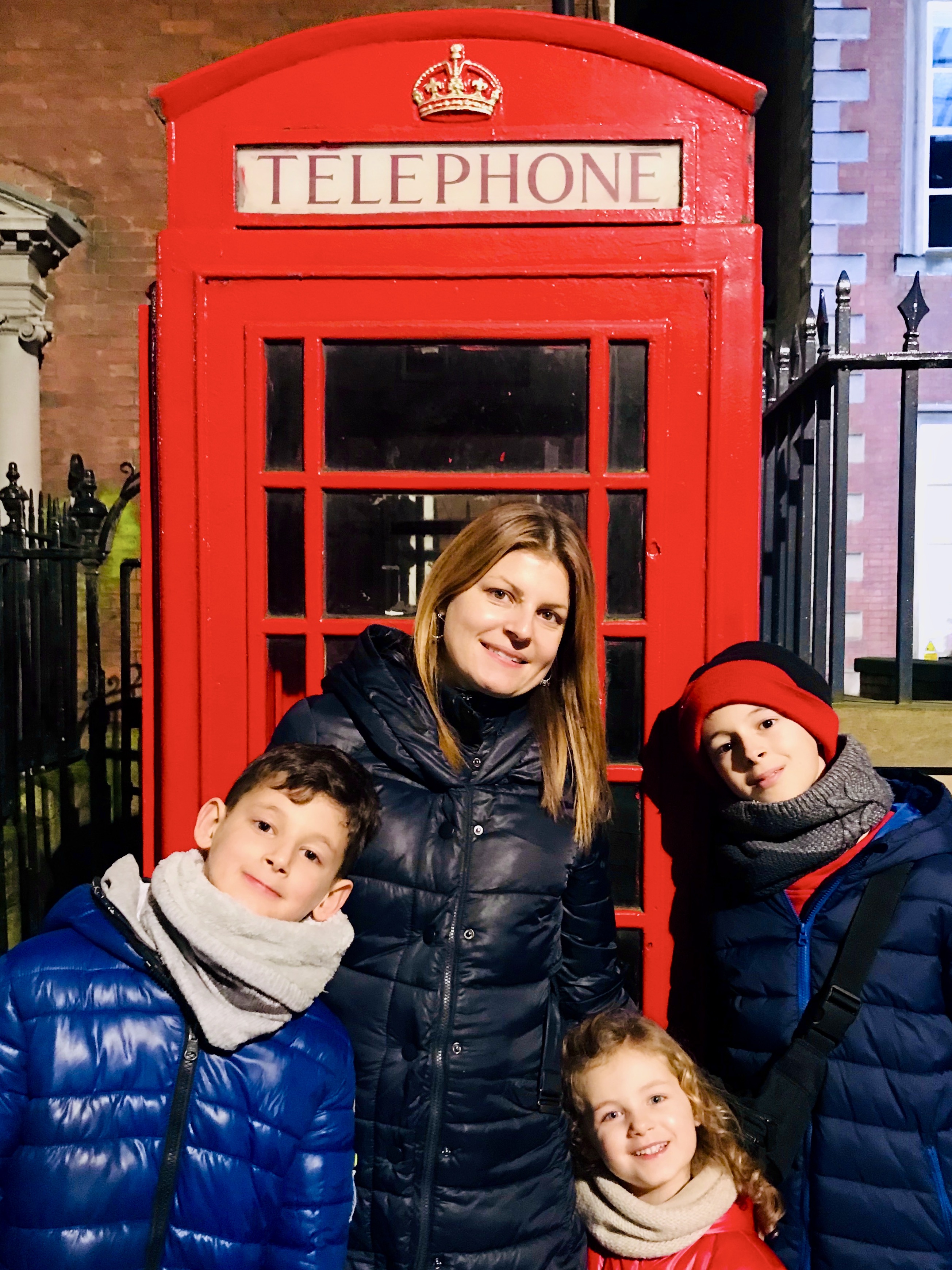 Sara con i suoi tre figli a Londra