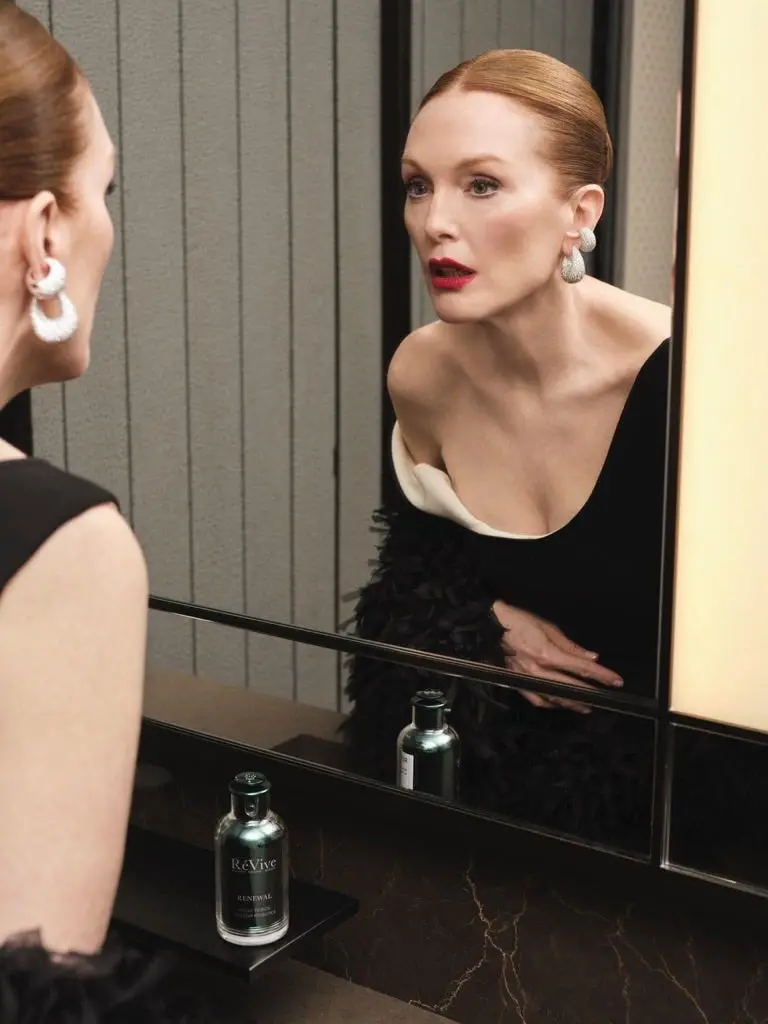 Cum Julianne Moore își pregătește covorul roșu