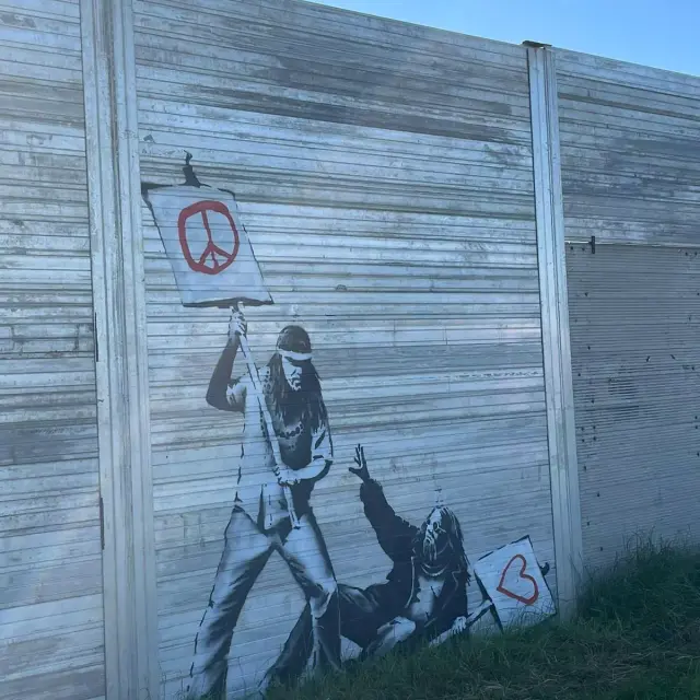 0-Banksy-Glasto