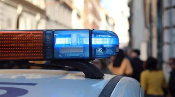 Părinți arestați după ce au agresat învățătoarea copilului lor