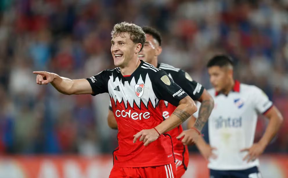 En un partido cargado de polémica, River Plate empató 2-2 ante Nacional por la Copa Libertadores