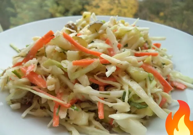 Постер Салат из капусты с морковью и солеными огурцами