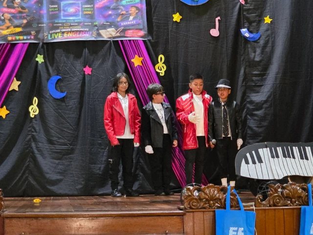 Estudiantes caracterizados para una presentación de English Multiverse