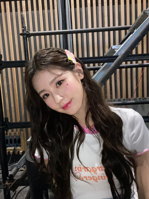 (G)-IDLE-Miyeon 曺薇娟.jpg