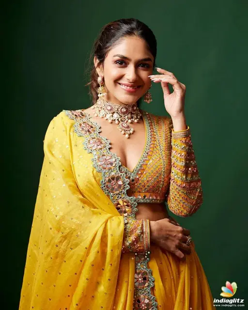mrunalthakur210623-2