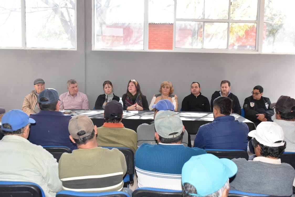 a Intendente Lic. Marcela Duarte hizo entrega de indumentarias de trabajo al personal municipal de distintas áreas dependientes de la Secretaría de Infraestructura, Obras y Servicios Públicos.
