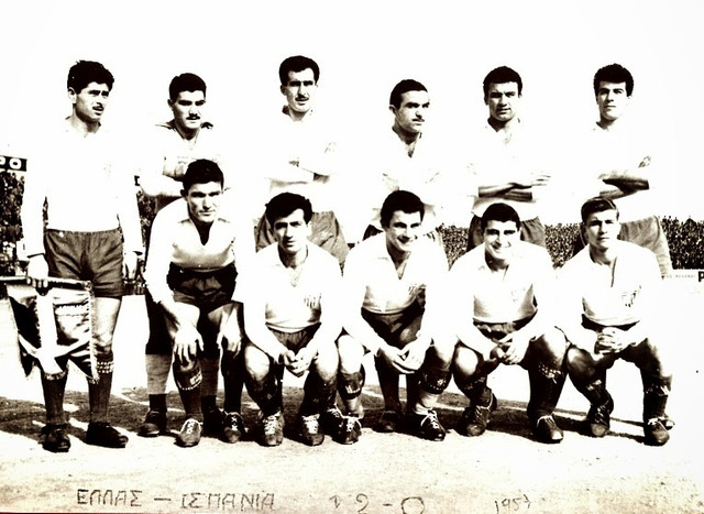 Το 1957 η Εθνική Ελλάδος με την Β΄Ισπανίας 2-0.
ΠΑΝΩ ΣΕΙΡΑ: Ρωσσίδης, Τσανακτσής, Κοτρίδης, Αγγελόπουλος, Λινοξυλάκης, Πανάκης.
 ΚΑΤΩ: Εμμανουηλίδης, Νεστορίδης, Υφαντής, Παπάζογλου Σ., Δερμάτης.