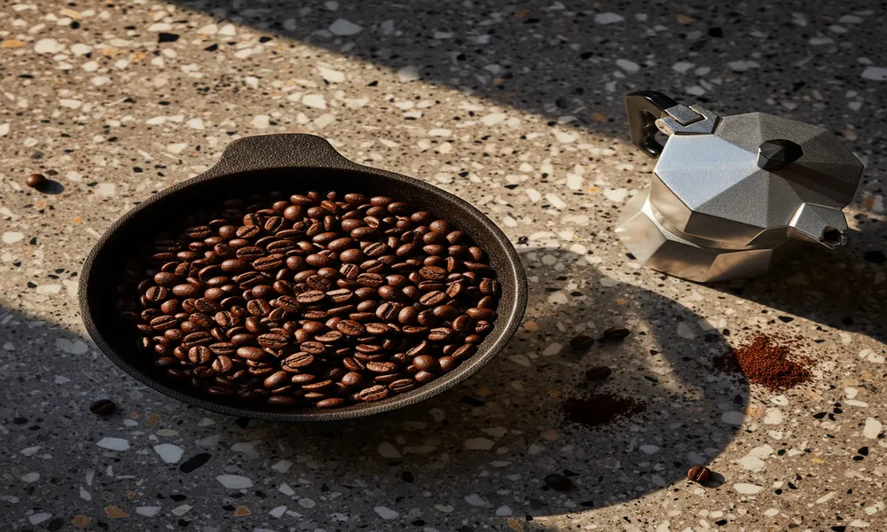 Grãos de Mundo Novo em bowl de ferro fundido com cafeteira Moka Bialetti ao fundo
