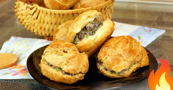 Постер Профитроли с мясом и грибами в сливочном соусе