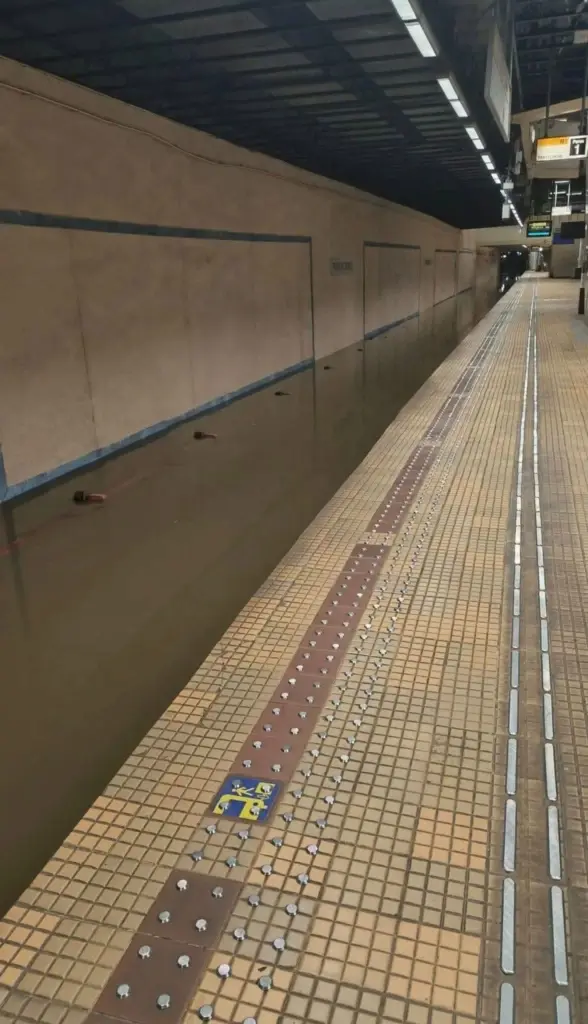 Metrou blocat la Piața Victoriei 2 din cauza inundațiilor