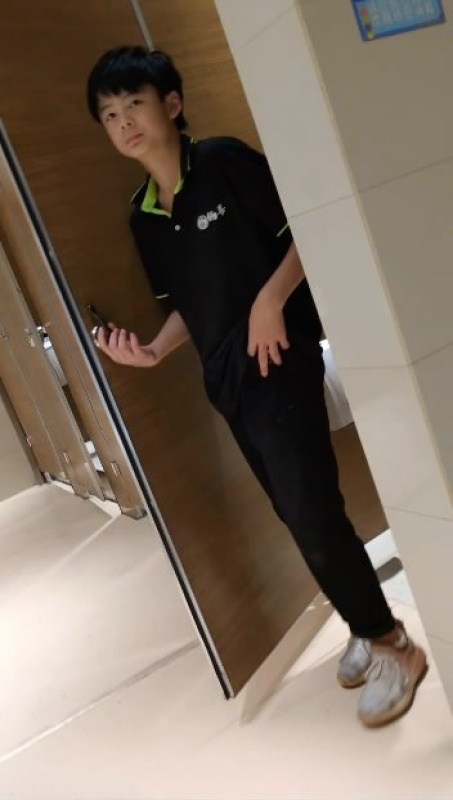 K068公厕里偷拍 鲜肉直男小帅 打飞机.jpg
