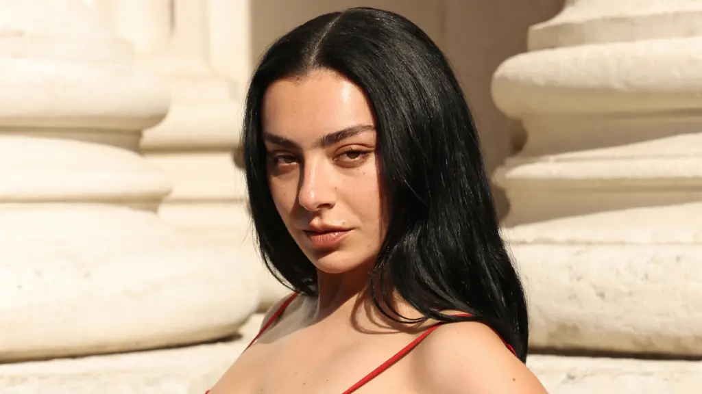 Charli XCX Stuns în $10,000 Vezi prin rochie