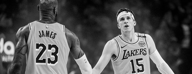 Austin Reaves e LeBron James em partida do Lakers