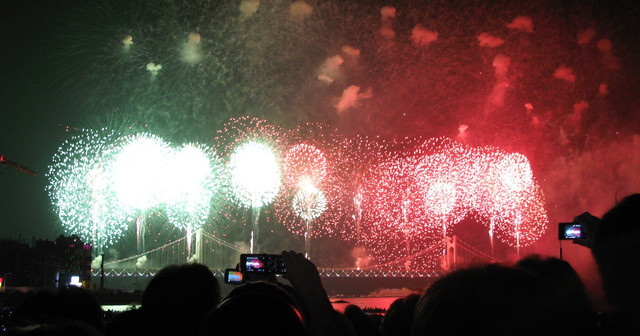 광안대교 앞바다에서 터지는 부산불꽃축제 불꽃(2008년 촬영)