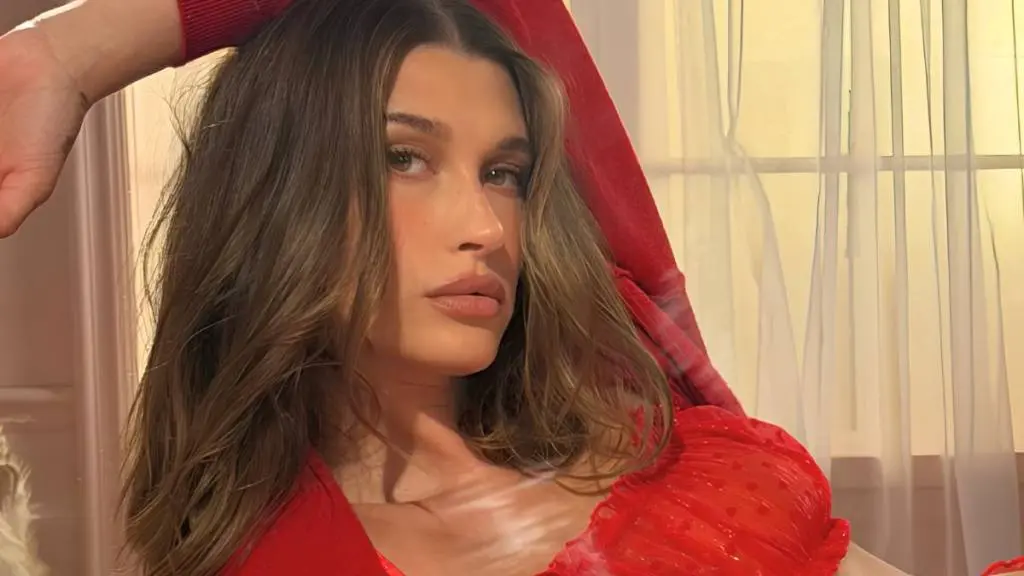 Hailey Bieber's Cropped Top pune butonul ei de burtă pe display