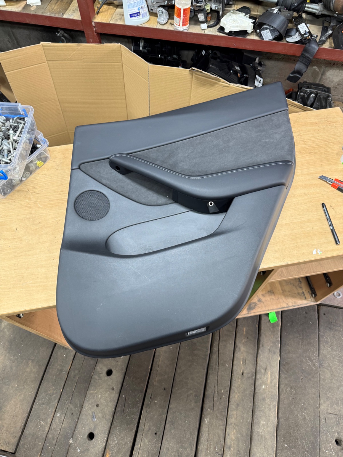 Карточка, накладка задней правой двери  Tesla Model Y 2022
