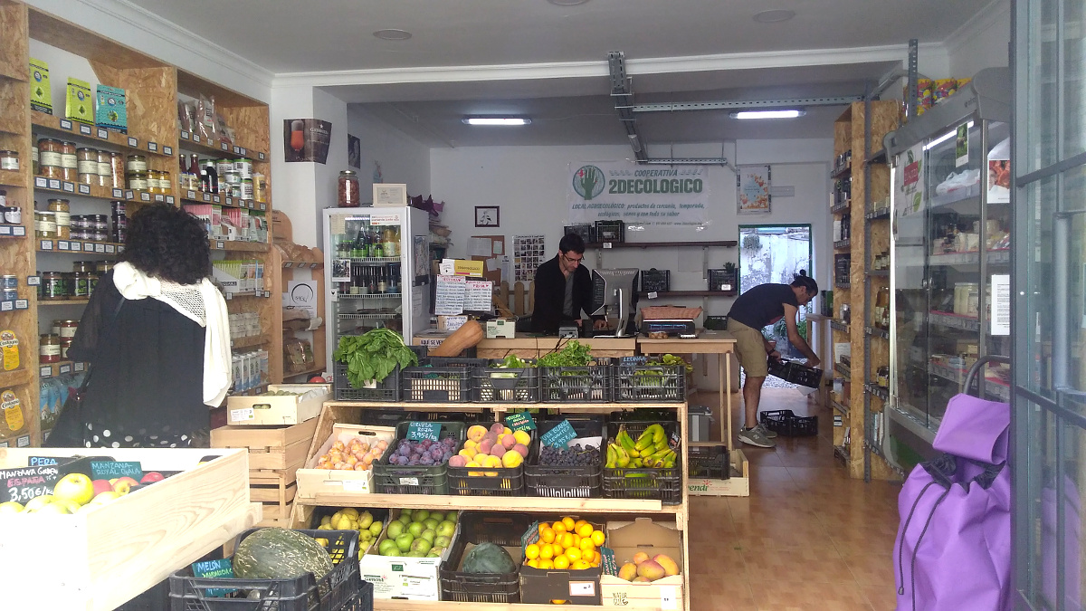 Supermercados sin ánimo de lucro: tres horas de trabajo al mes para abaratar la cesta de la compra