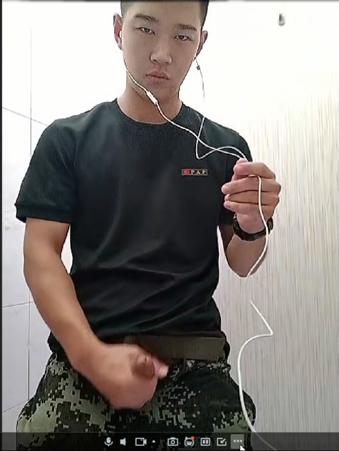 jj002 兵哥在厕所射精