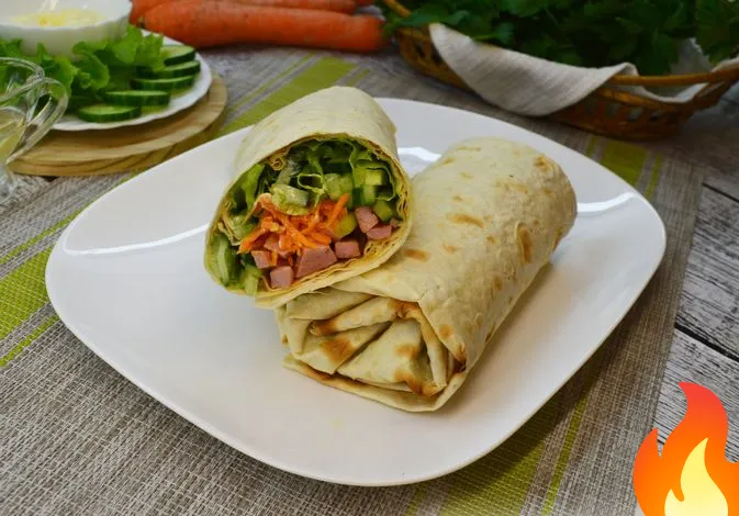 Фото Рулет из лаваша с жареной колбасой, огурцом и морковью-по-корейски