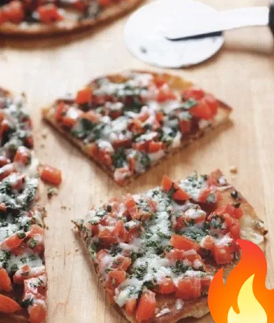 Постер Пицца с помидорами на сковороде