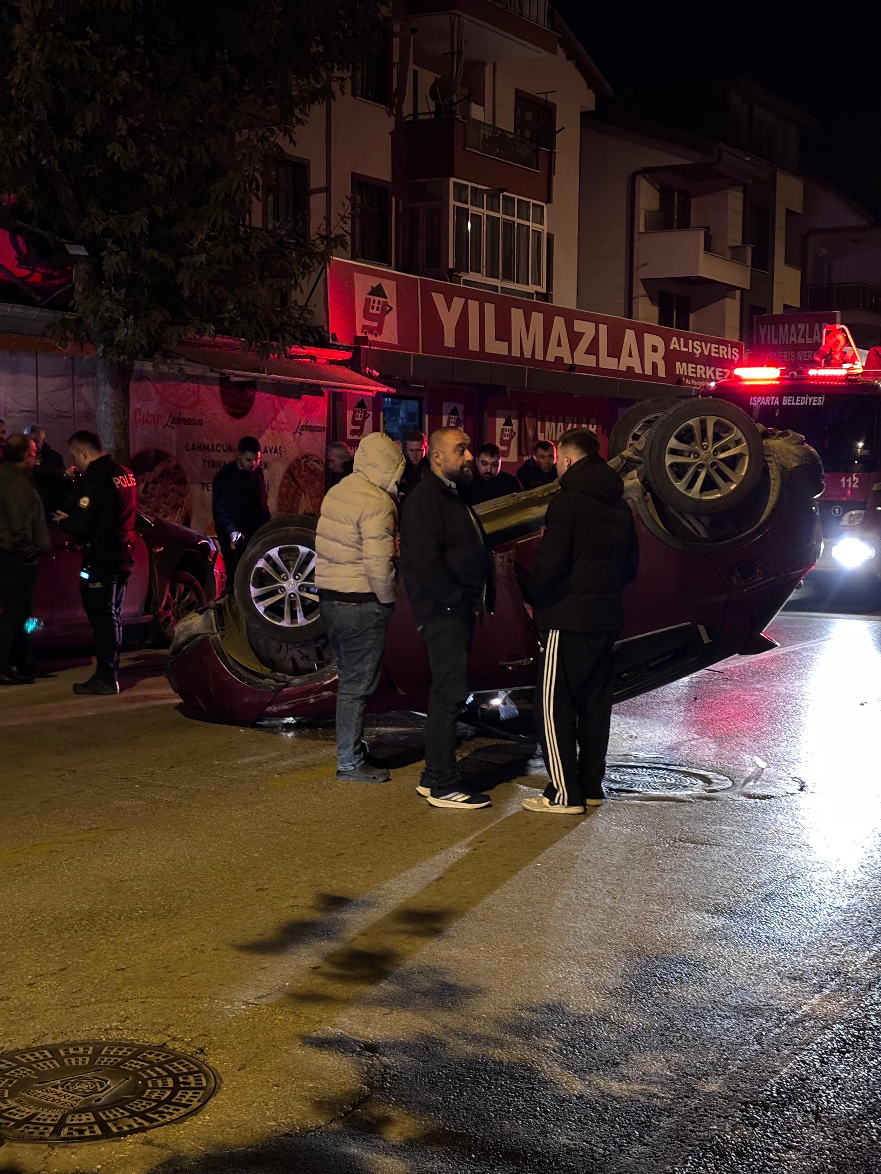 Isparta Anadolu Mahallesi'ndeki trafik kazasından görüntü